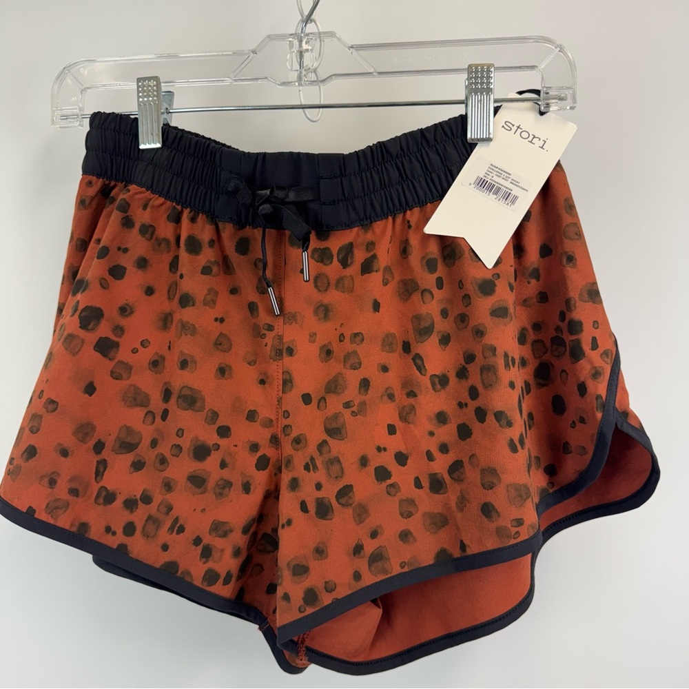 Stori by Katy Hearn 2 1/2” Challenge Hazy Spot Brandy Onyx Shorts Size 8 NWT